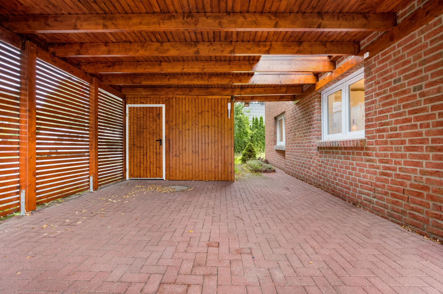 Carport mit Gartenschuppen