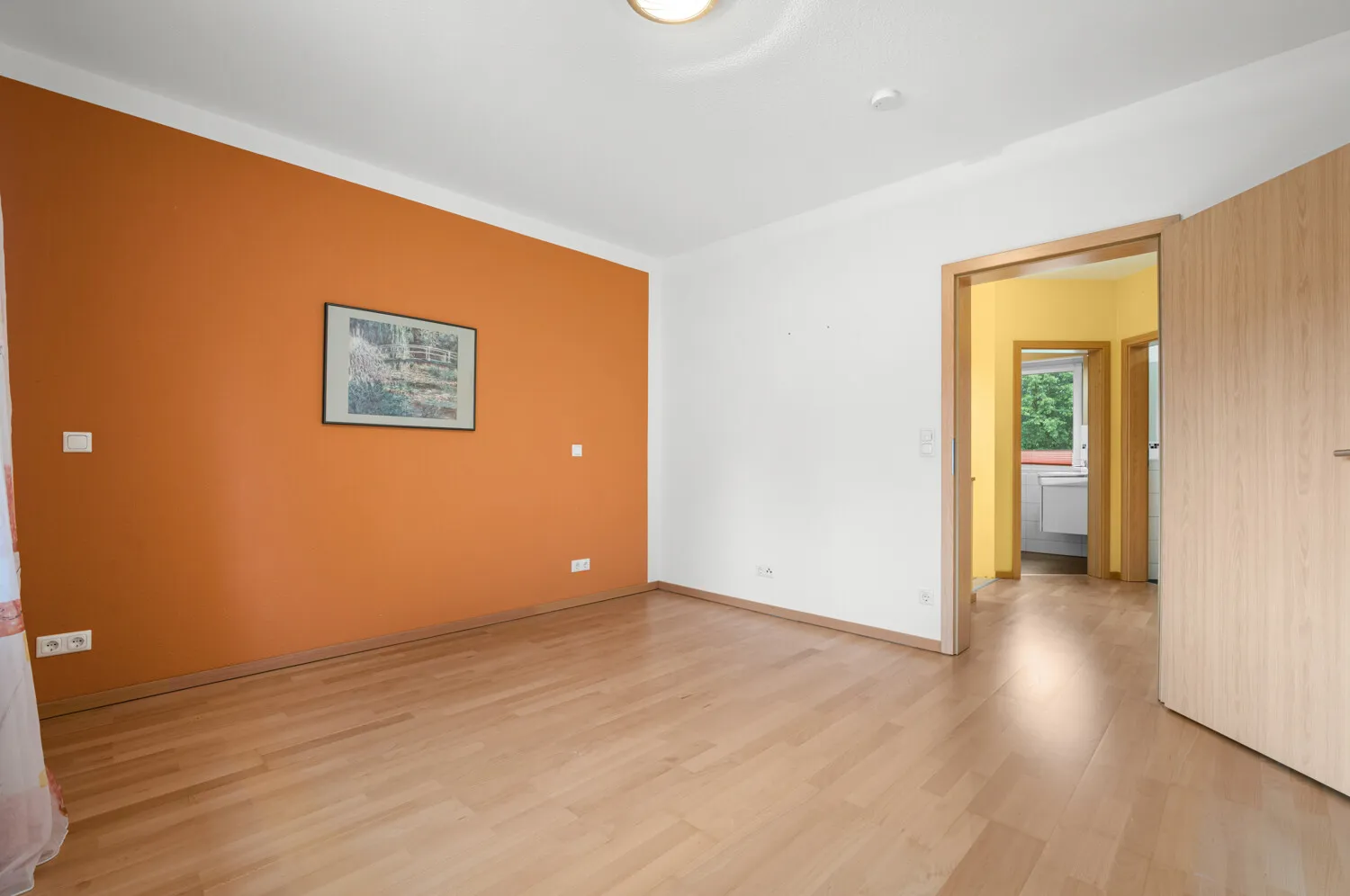 Großes Schlafzimmer mit Echtholzparkett