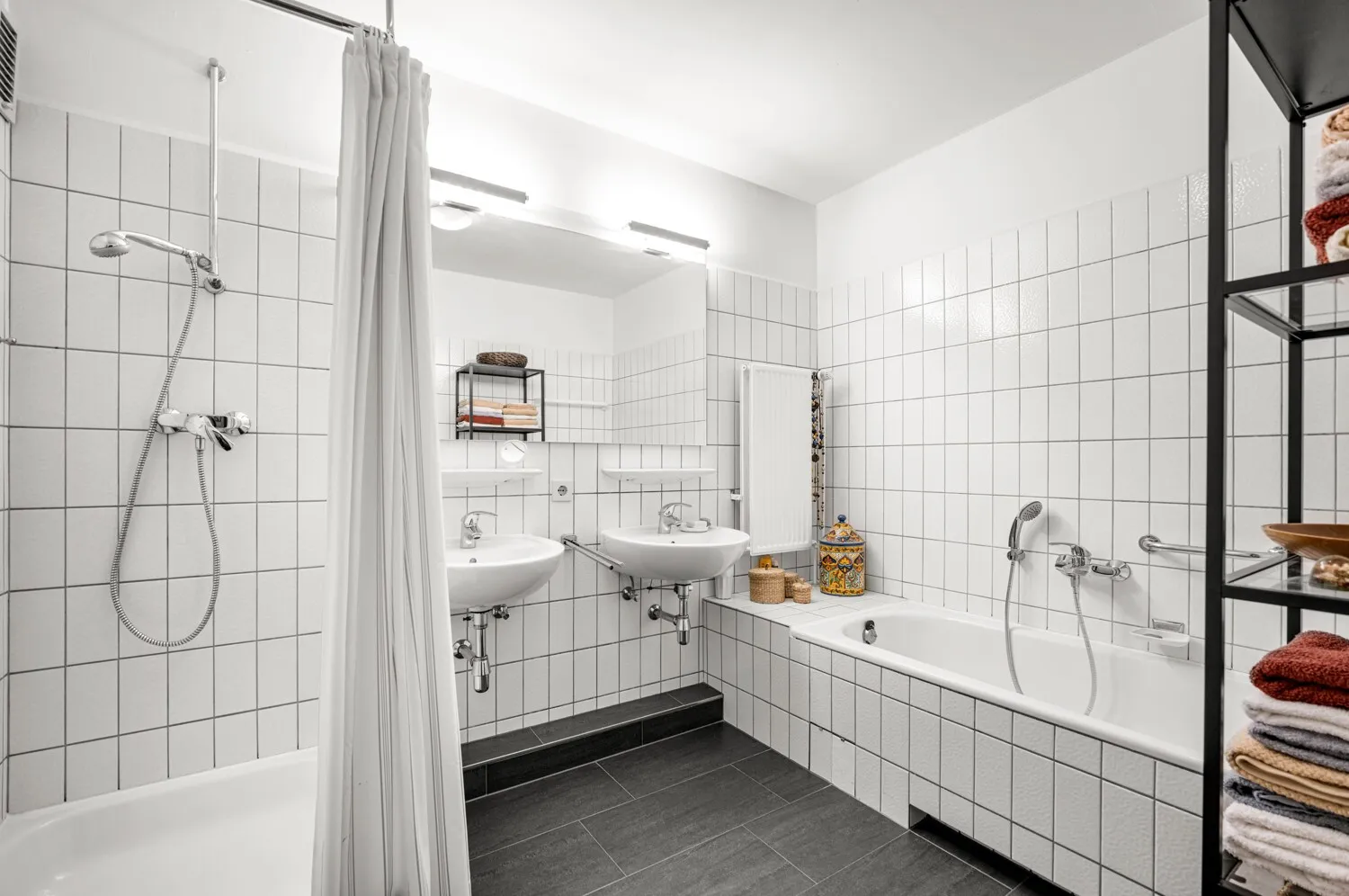 Vollbad mit Verbindungstür zum WC