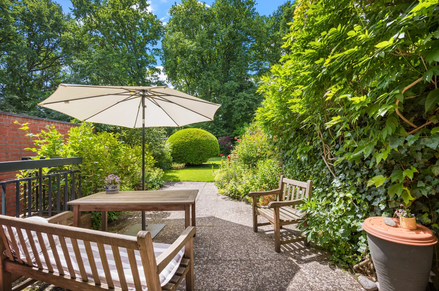 Terrasse und Gartenidylle