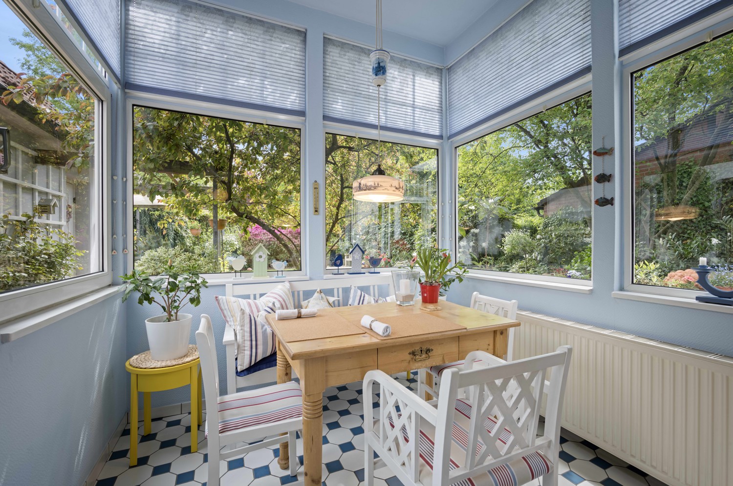 Geschlossene Veranda mit Ausgang zum Garten