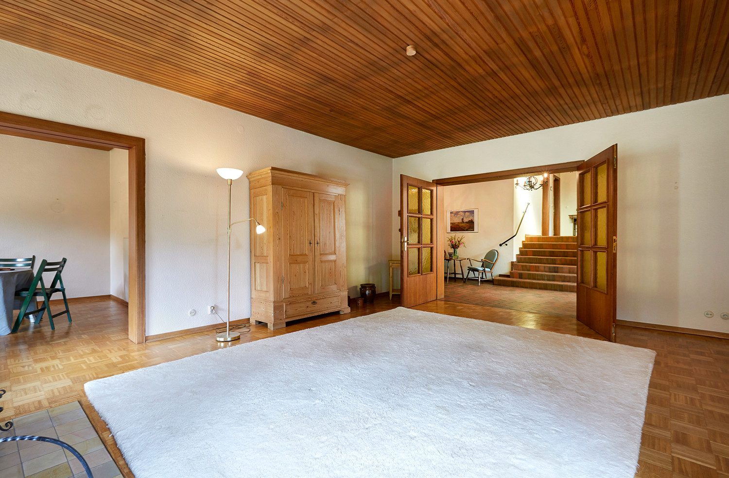 Wohnzimmer mit Flügeltür