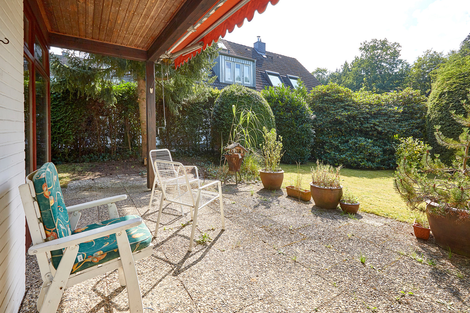 Angrenzende überdachte West-Terrasse