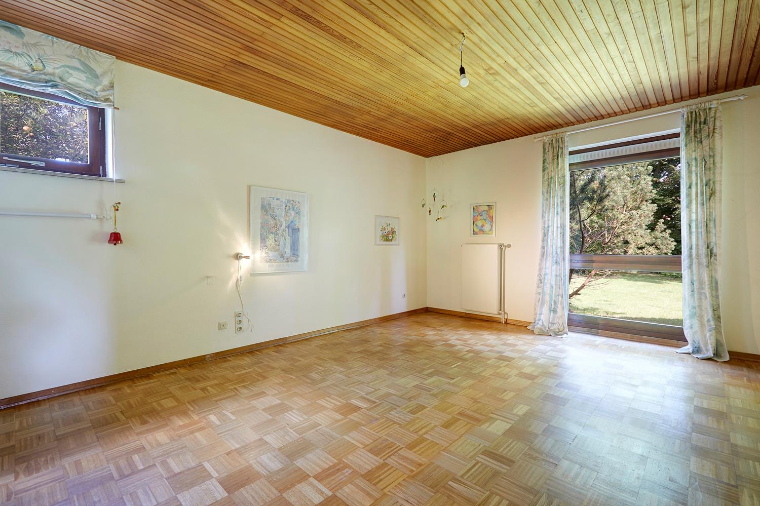 Großes Zimmer mit Blick in de Garten