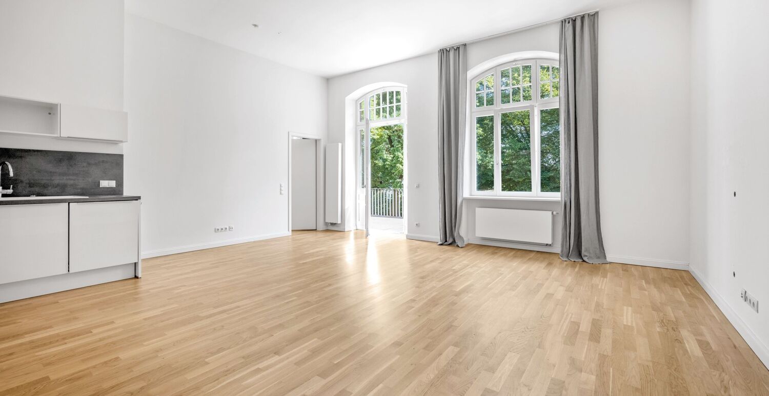Wohnzimmer mit Balkon
