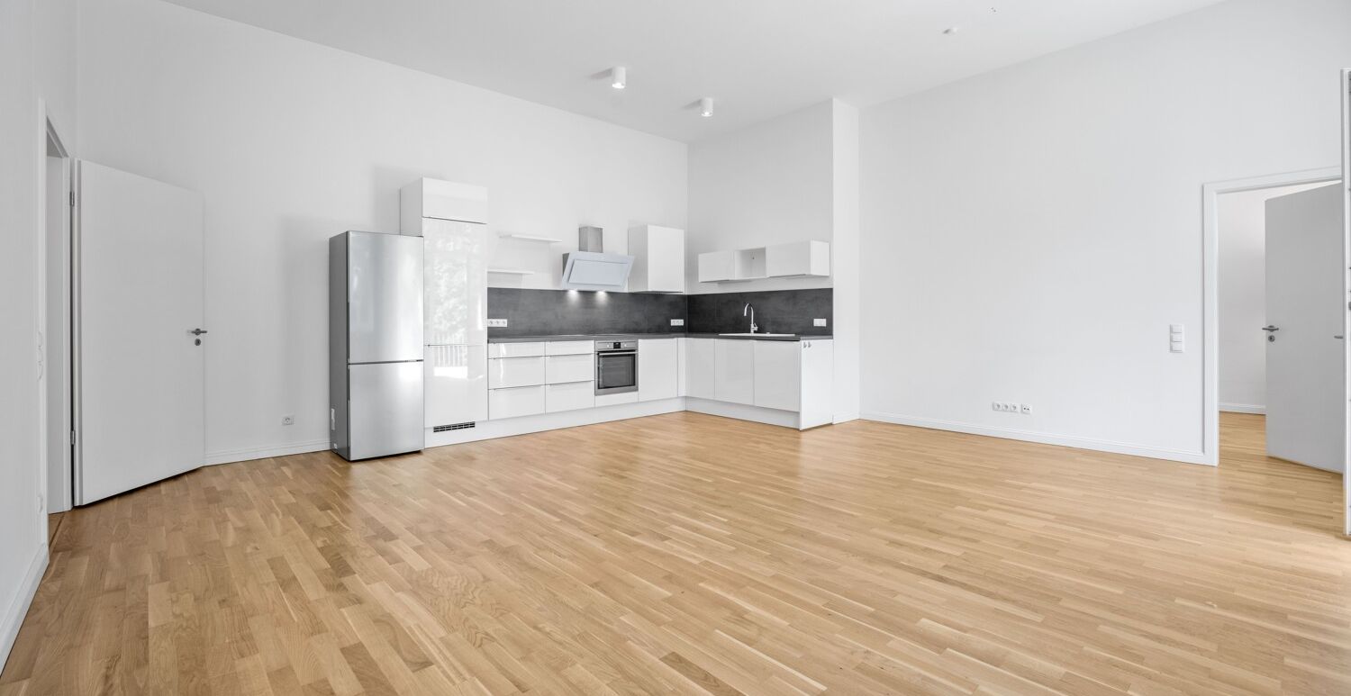 Wohnzimmer mit offener Küche