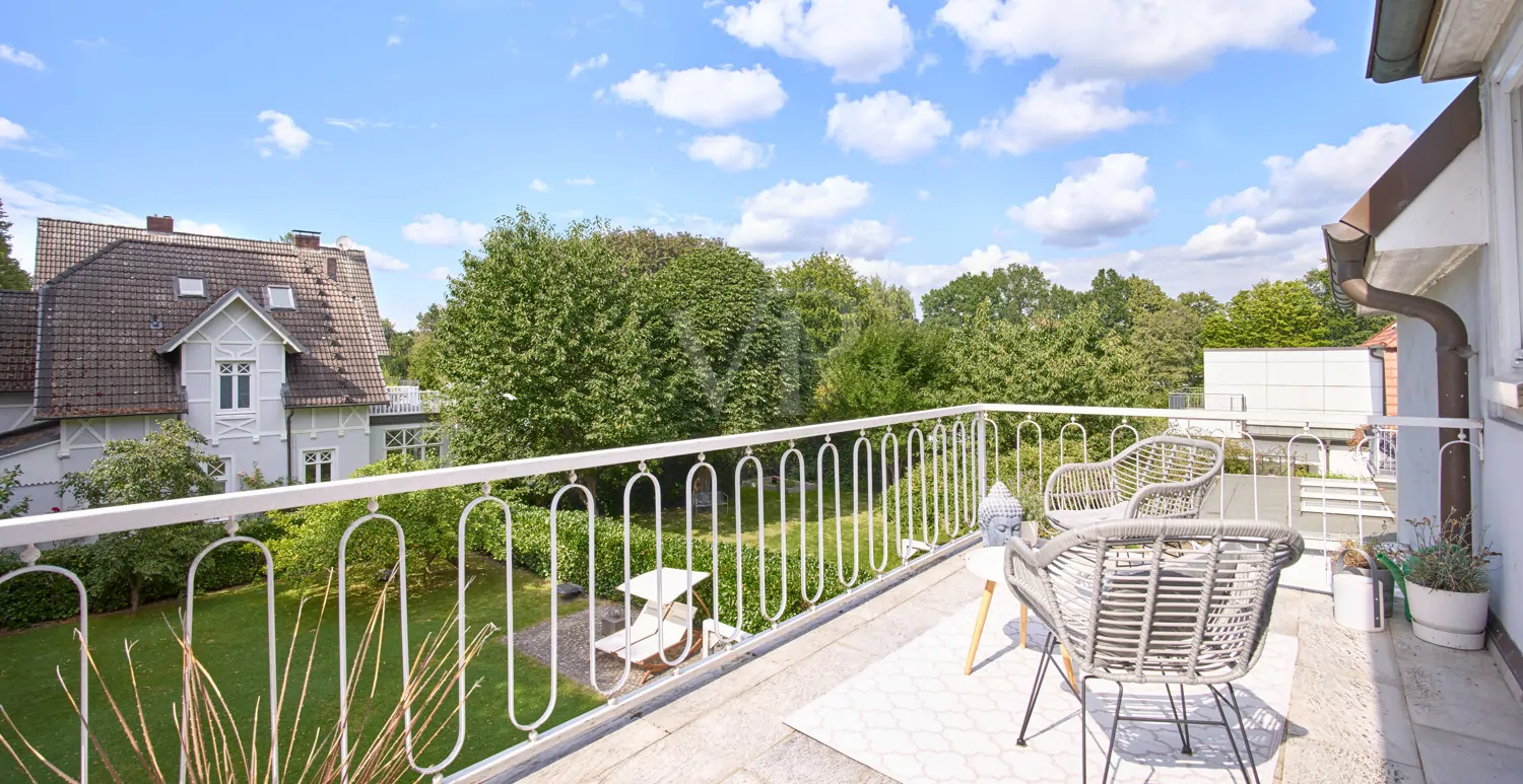 schöner Blick vom Balkon über den Garten