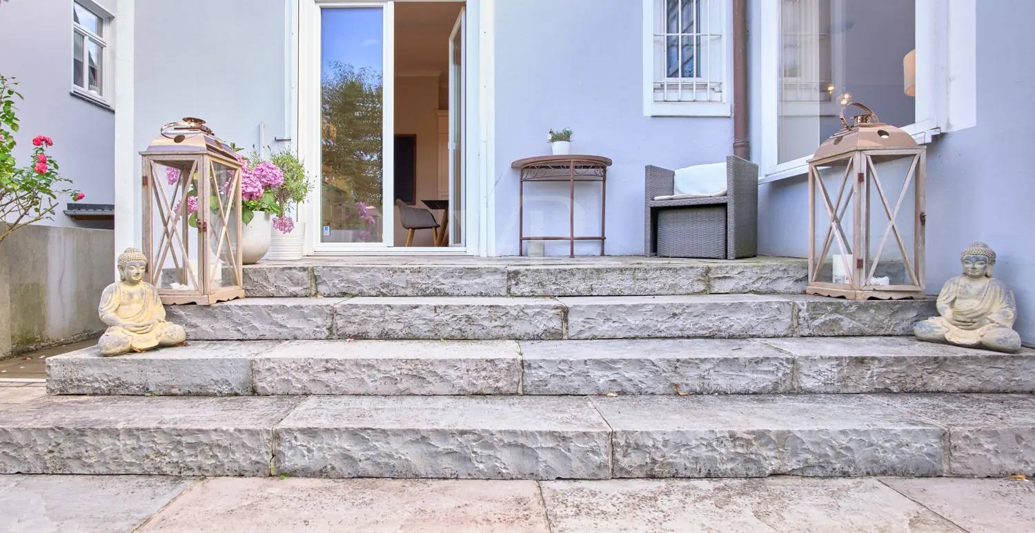 Austritt aus Naturstein zur Terrasse