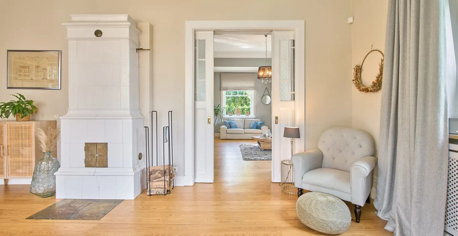 gemütlicher Kachelofen für heimelige Wärme