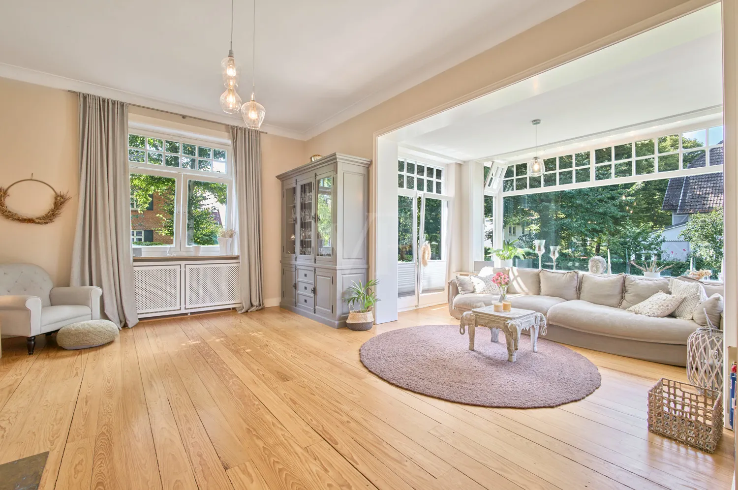 durchgehender Dielenboden verbindet die Räume