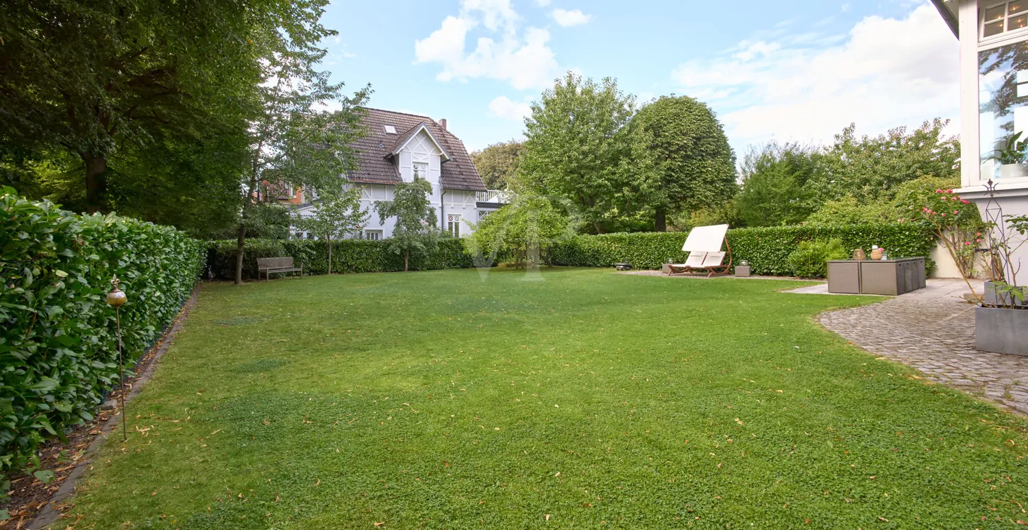 gut nutzbare und aufgeräumte Rasenfläche