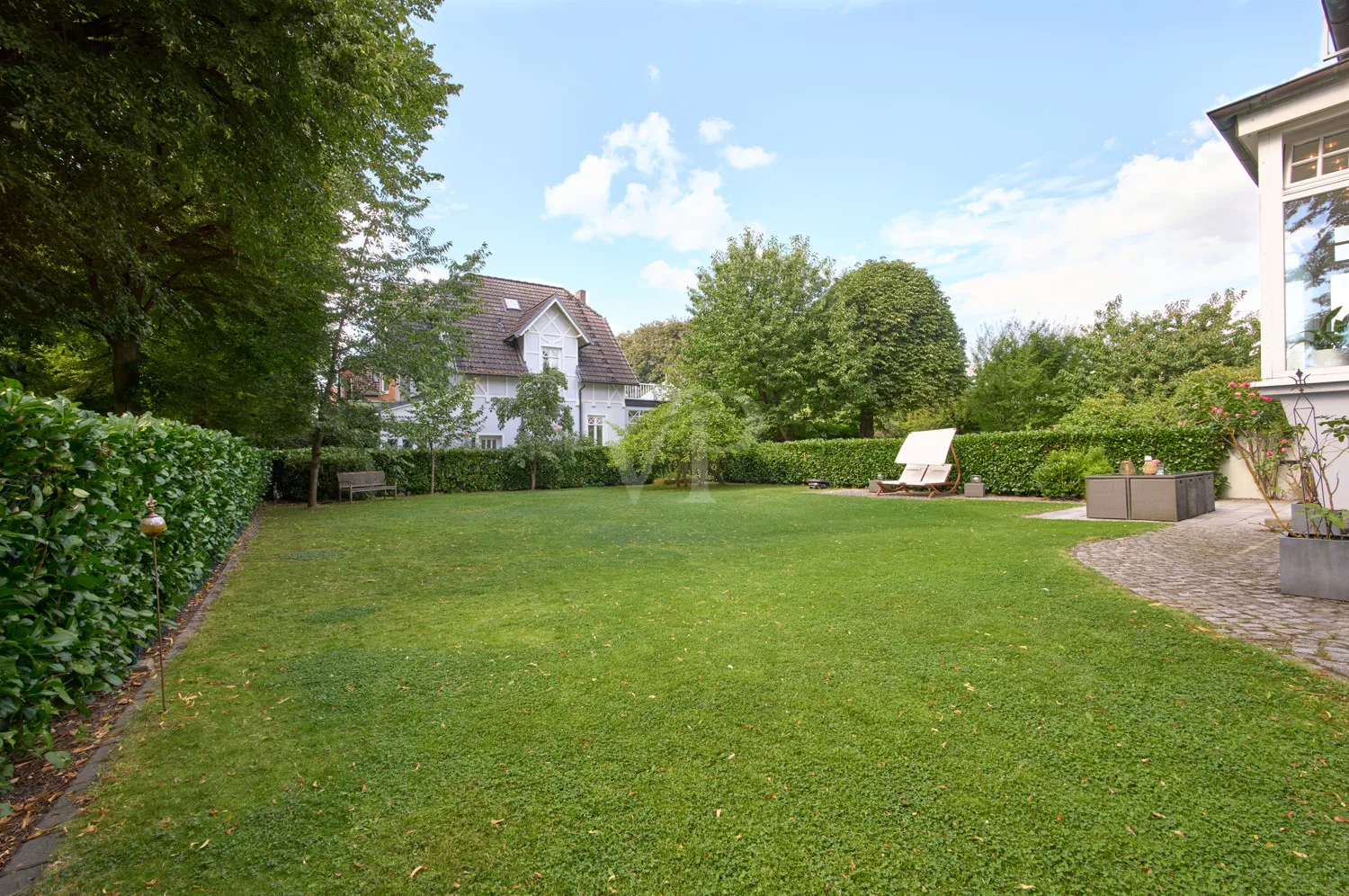 gut nutzbare und aufgeräumte Rasenfläche