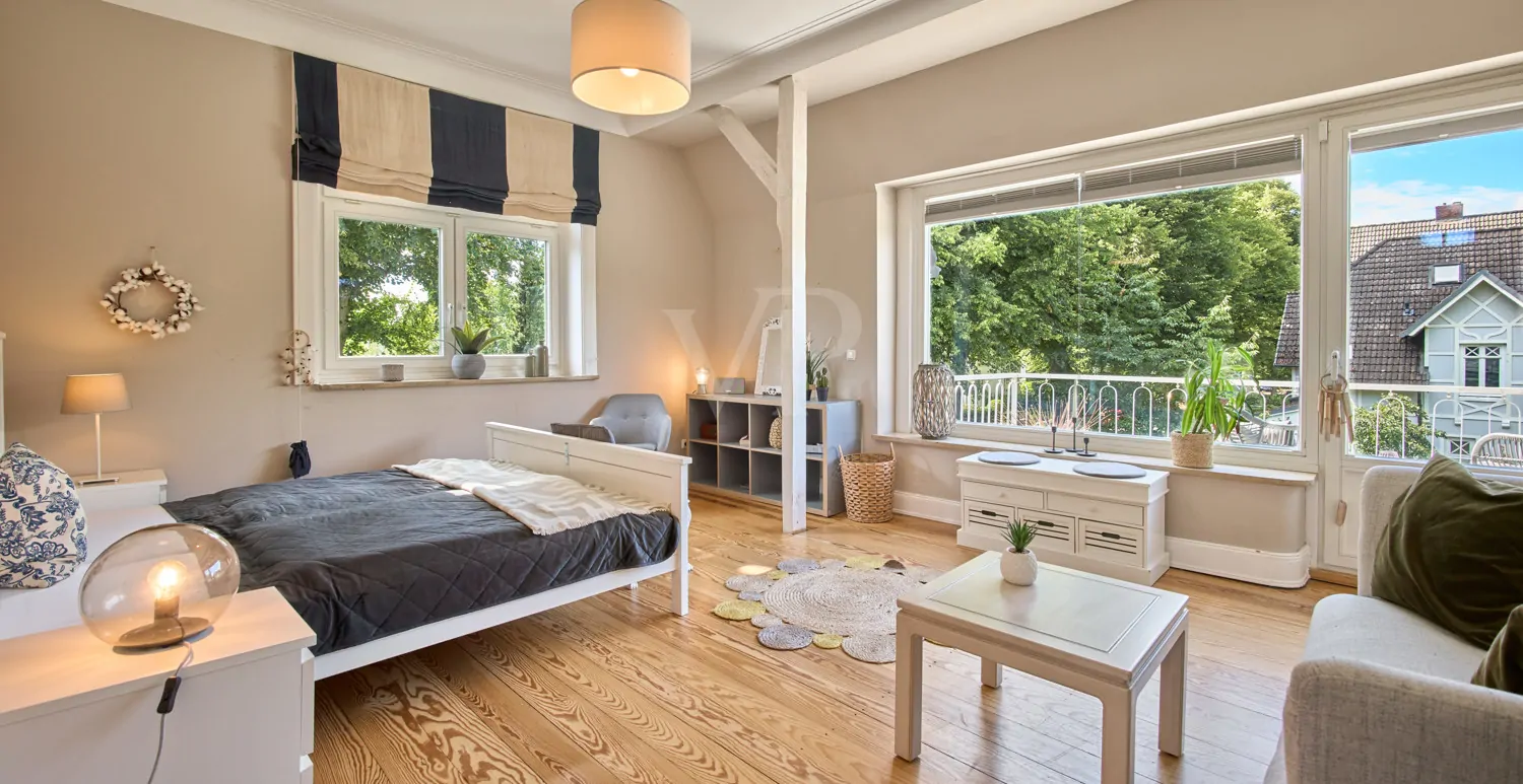 großes lichtdurchflutetes Schlafzimmer mit Balkon