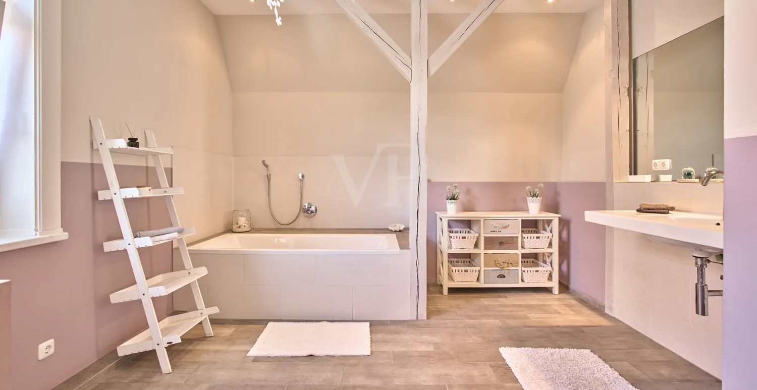 großzügiges Kinderbadezimmer mit Tageslicht