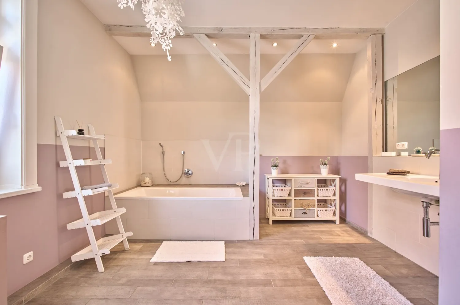 großzügiges Kinderbadezimmer mit Tageslicht