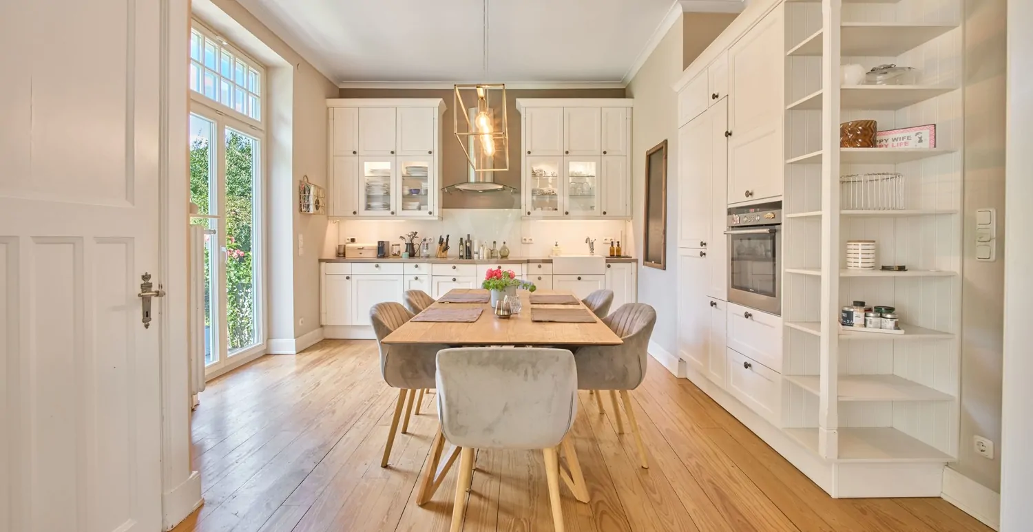 geräumige Wohnküche im Landhausstil