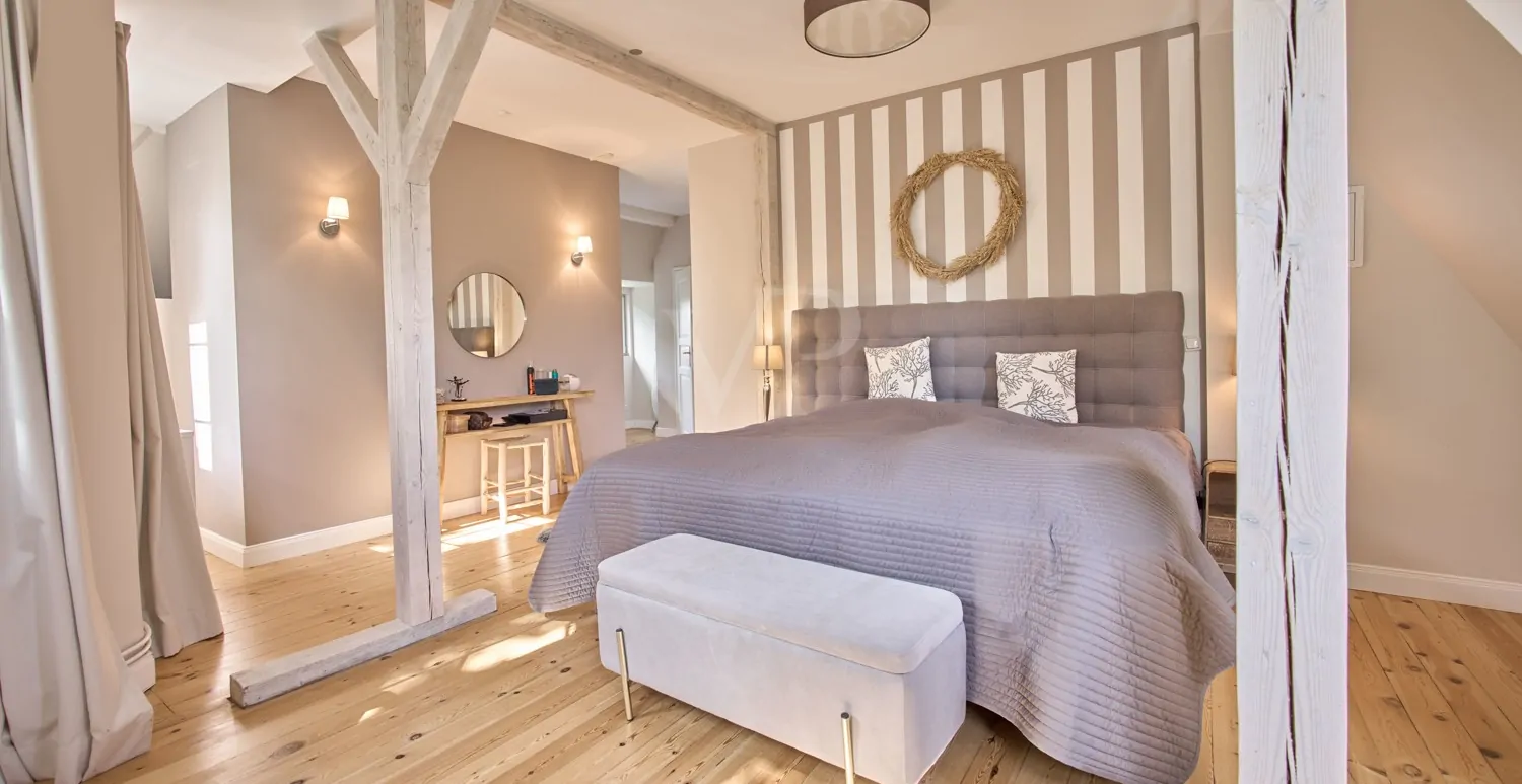 gemütliche Trägerbalken im Master-Schlafzimmer