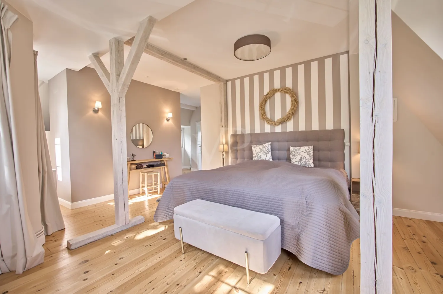 gemütliche Trägerbalken im Master-Schlafzimmer