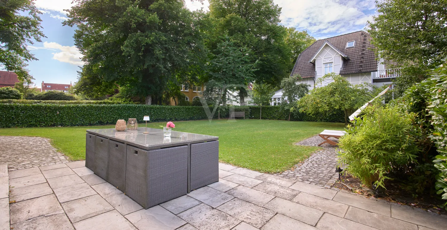 großzügige Terrasse zur Abendsonne ausgerichtet