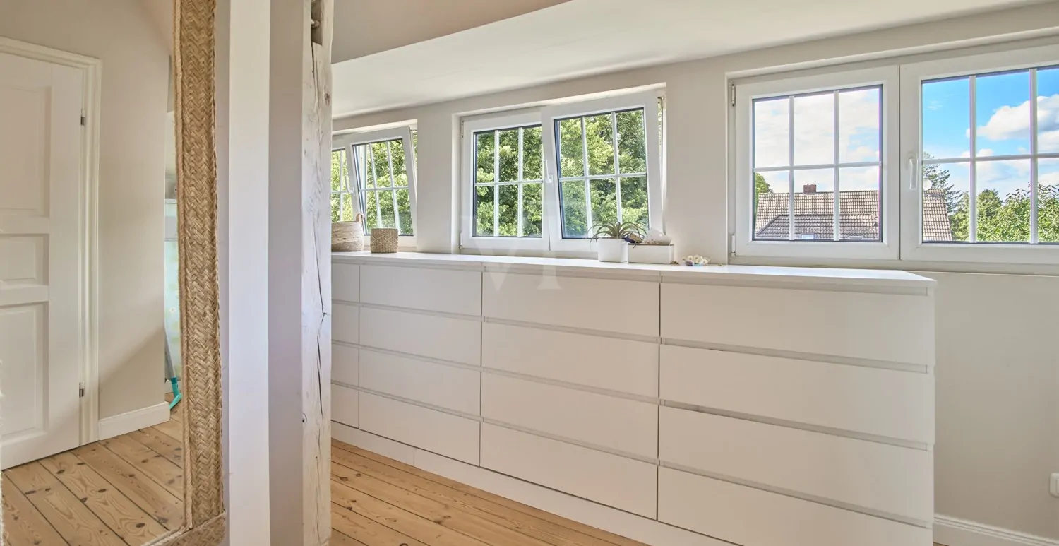 praktische Ankleide mit Ausblick in den Garten