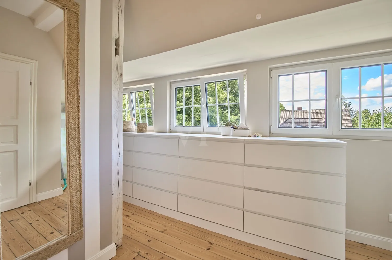 praktische Ankleide mit Ausblick in den Garten