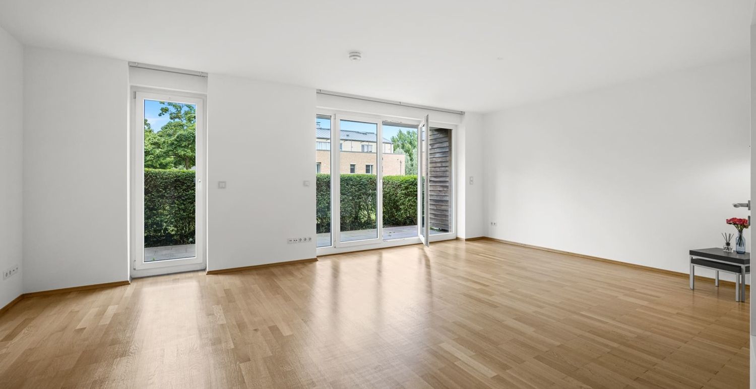 Wohnzimmer mit Zugang zur Terrasse