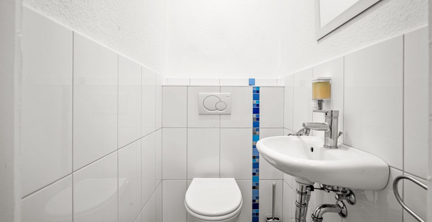 separates WC