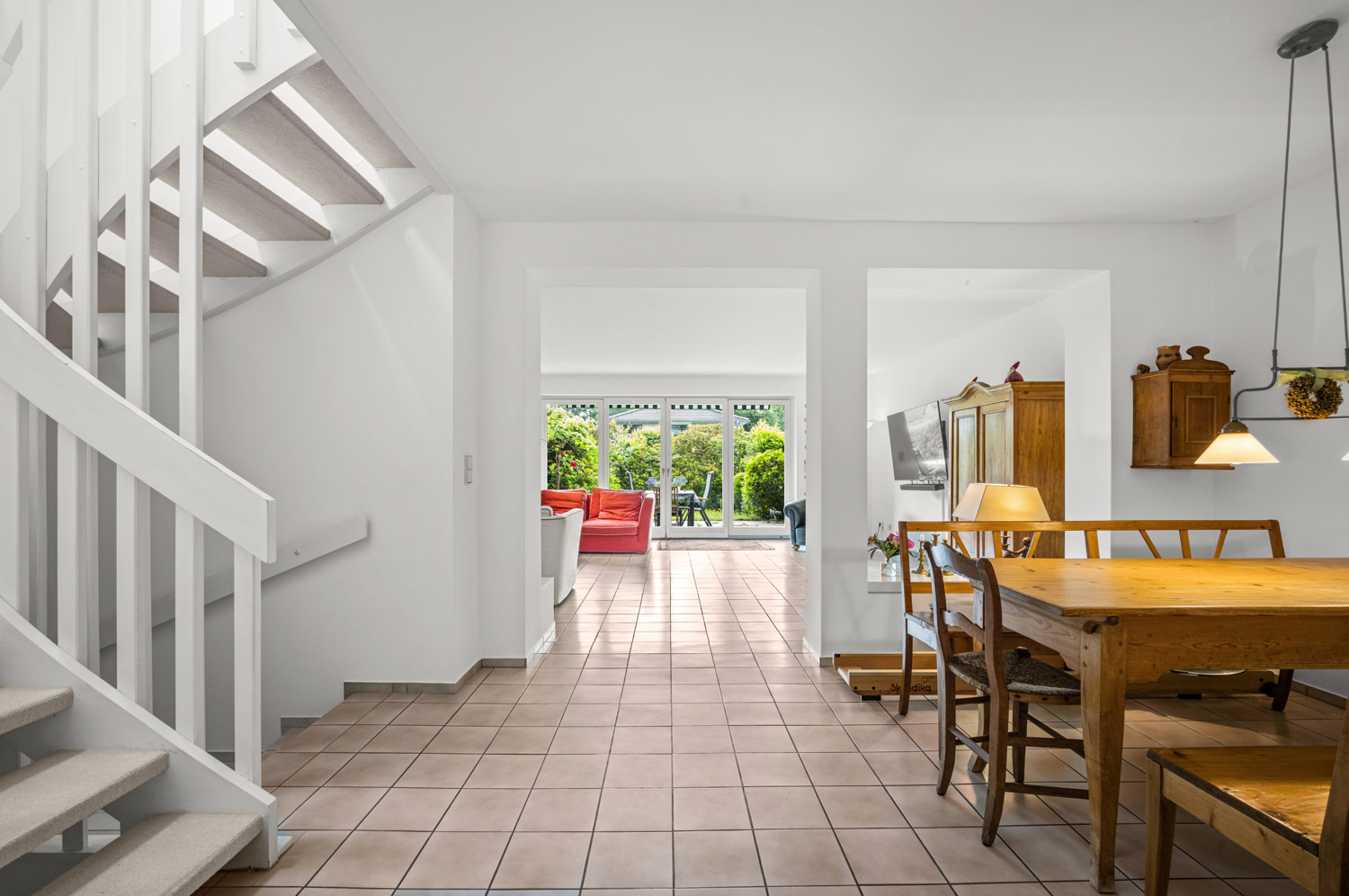 Esszimmer mit Blick in den Wohnbereich