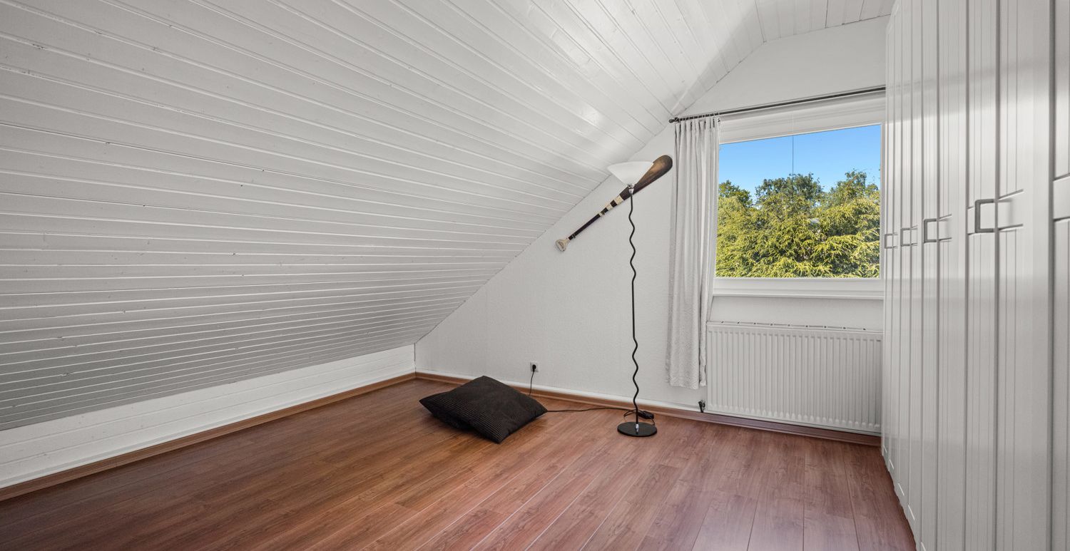 1/2 Zimmer 2 im Obergeschoss