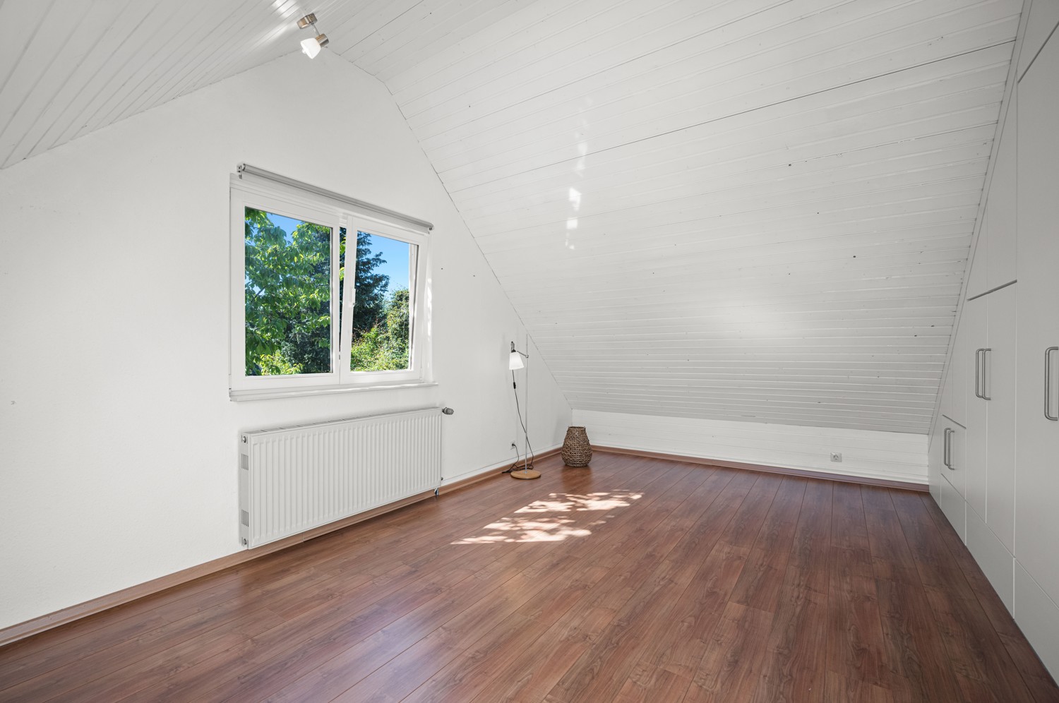 Zimmer 5 mit Einbauschränken
