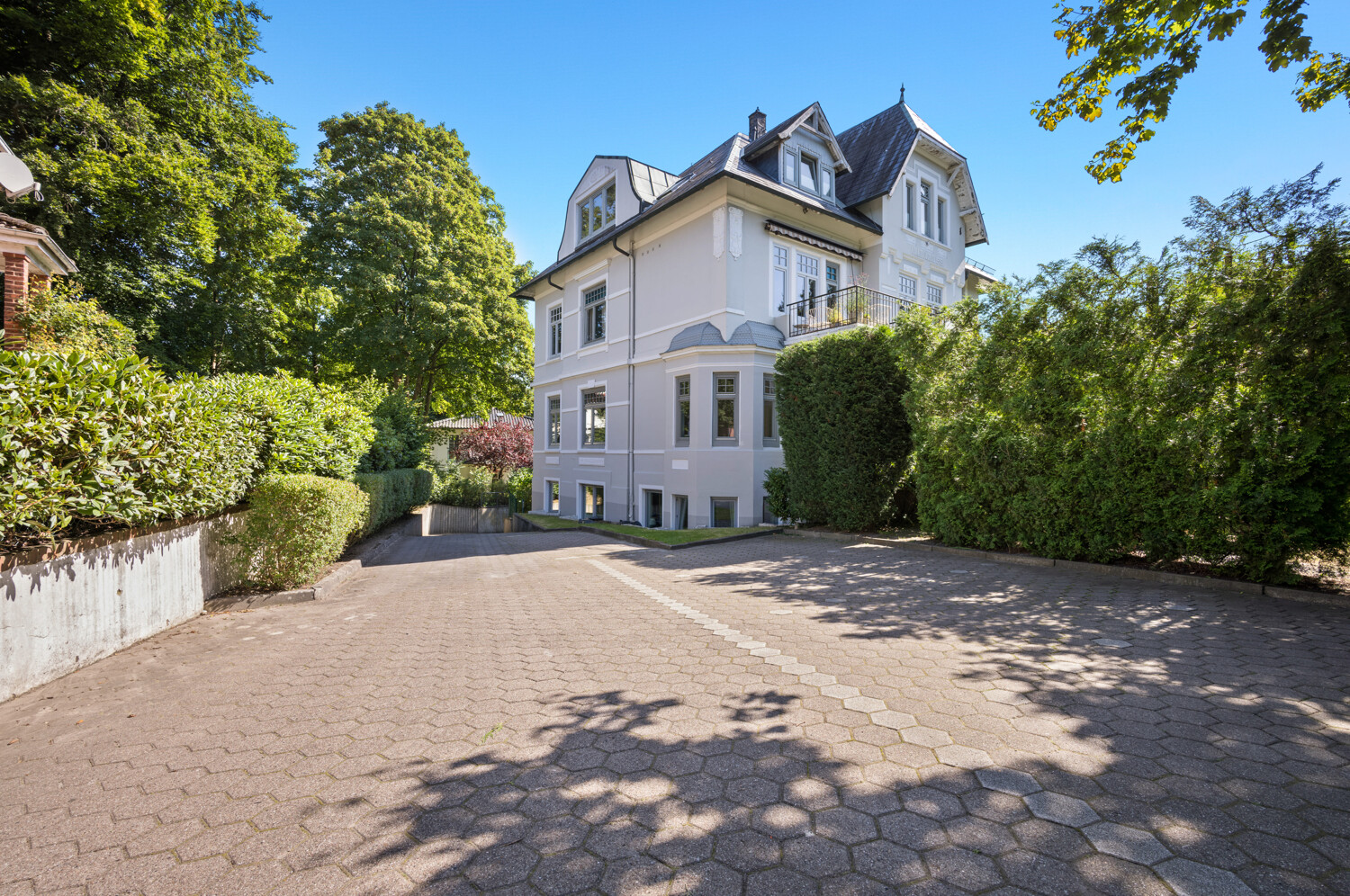 Einfahrt mit Parkplätzen