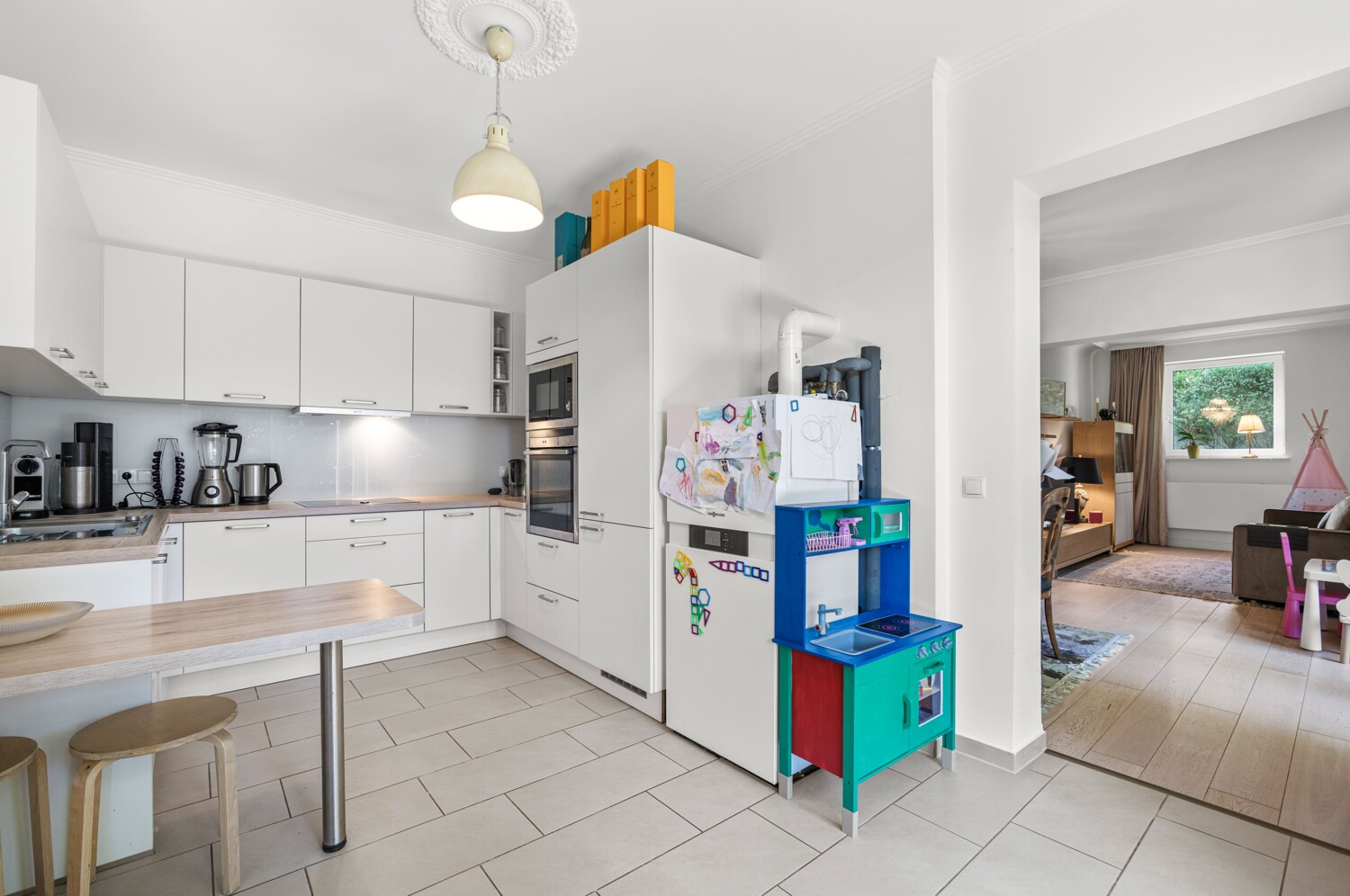 Küche mit Zugang ins Wohnzimmer