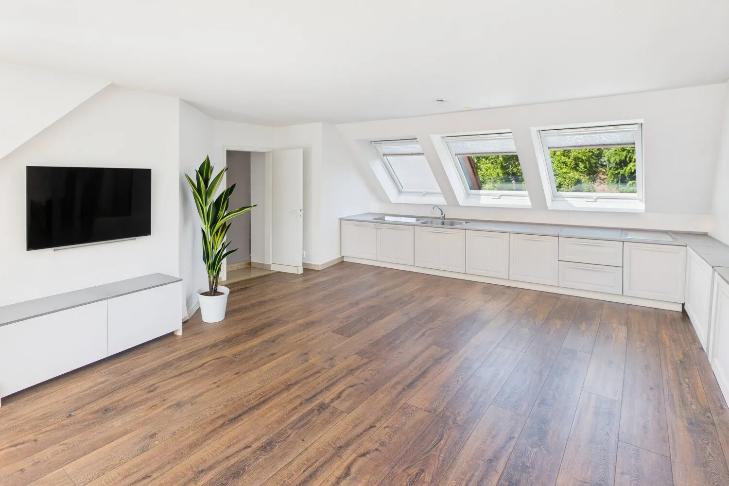 CAM04526G0-PR0045-STILL003