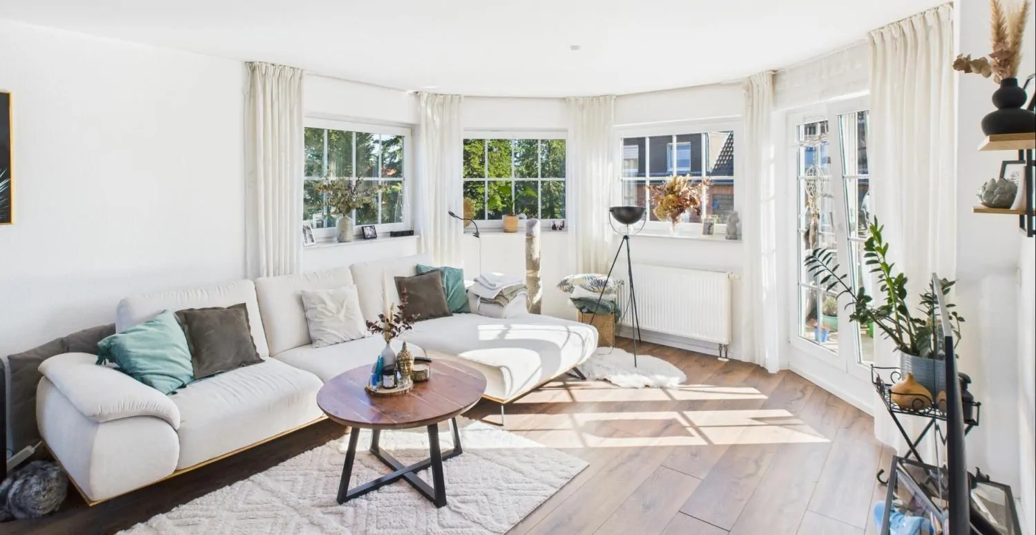 Helle Maisonettewohnung mit Balkon, 2 Bädern & Stellplatz in familienfreundlicher Lage