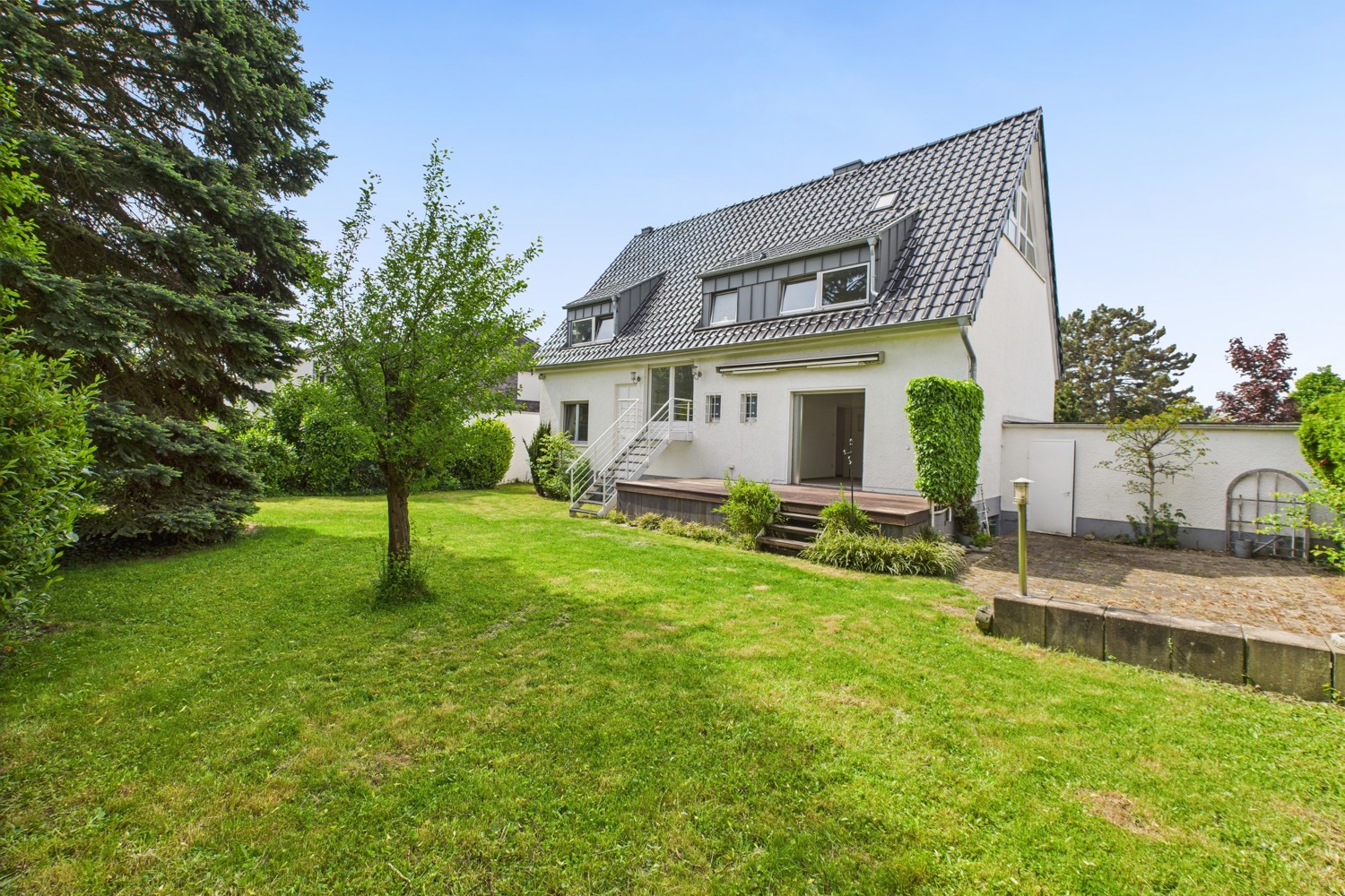 Hausansicht Garten