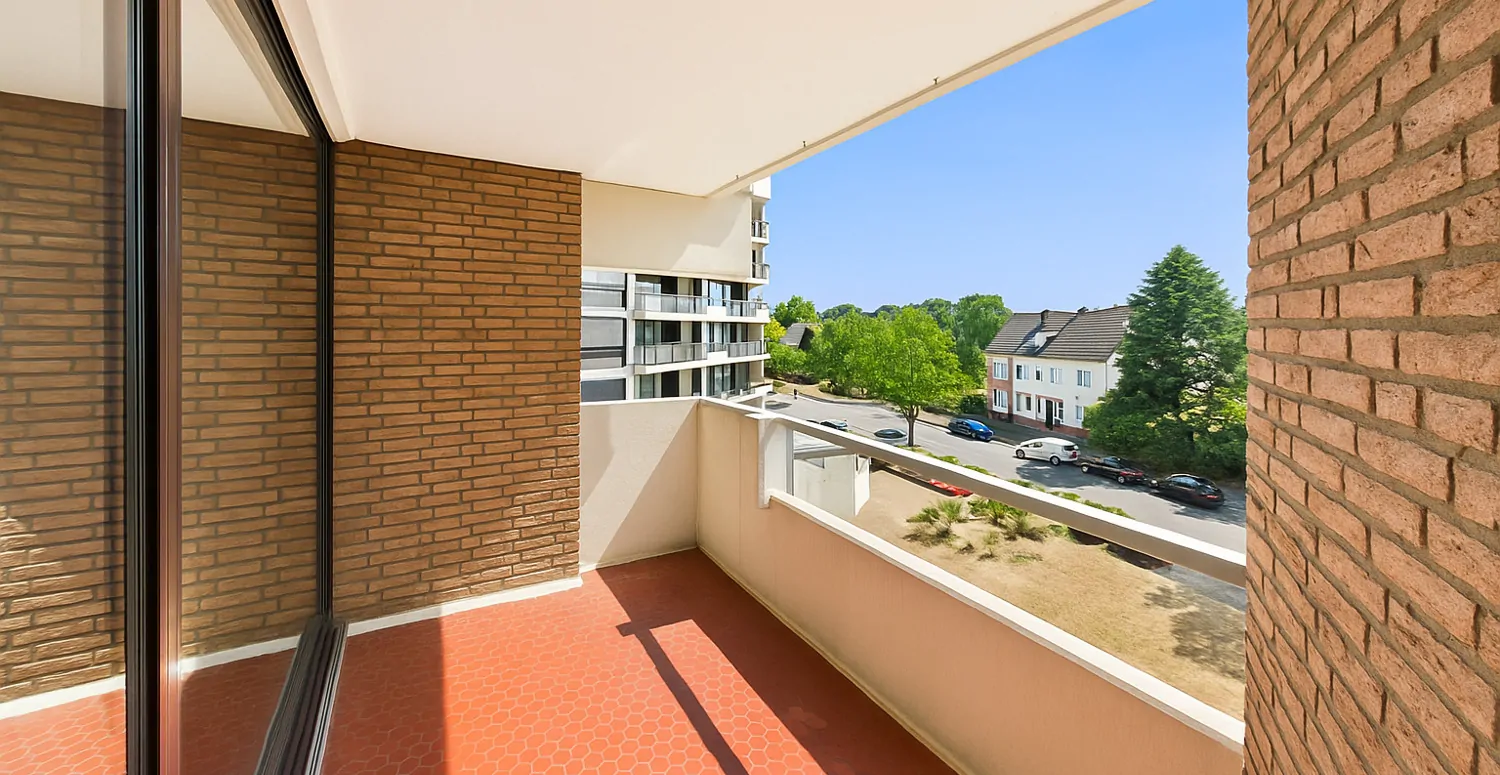 Balkon - aufgeräumt mit KI