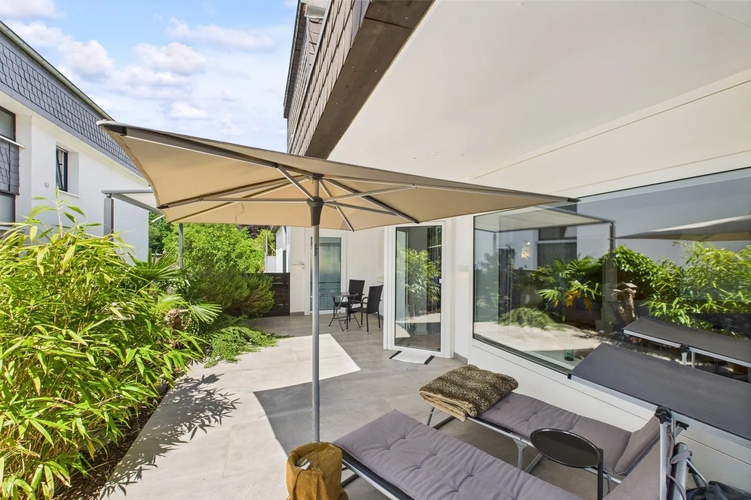 Terrasse Parterre links