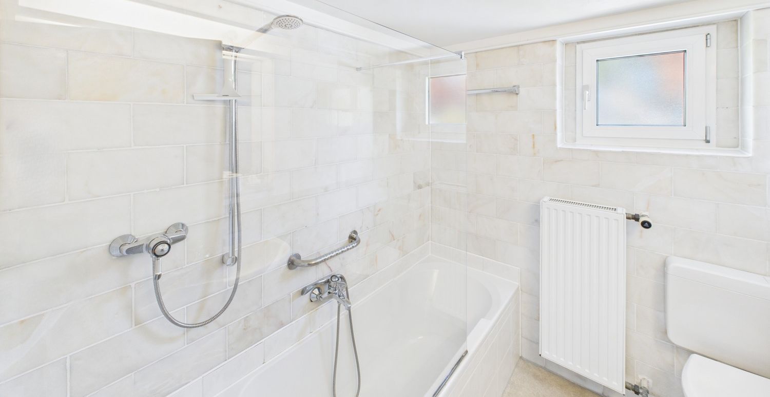Badezimmer Parterre links