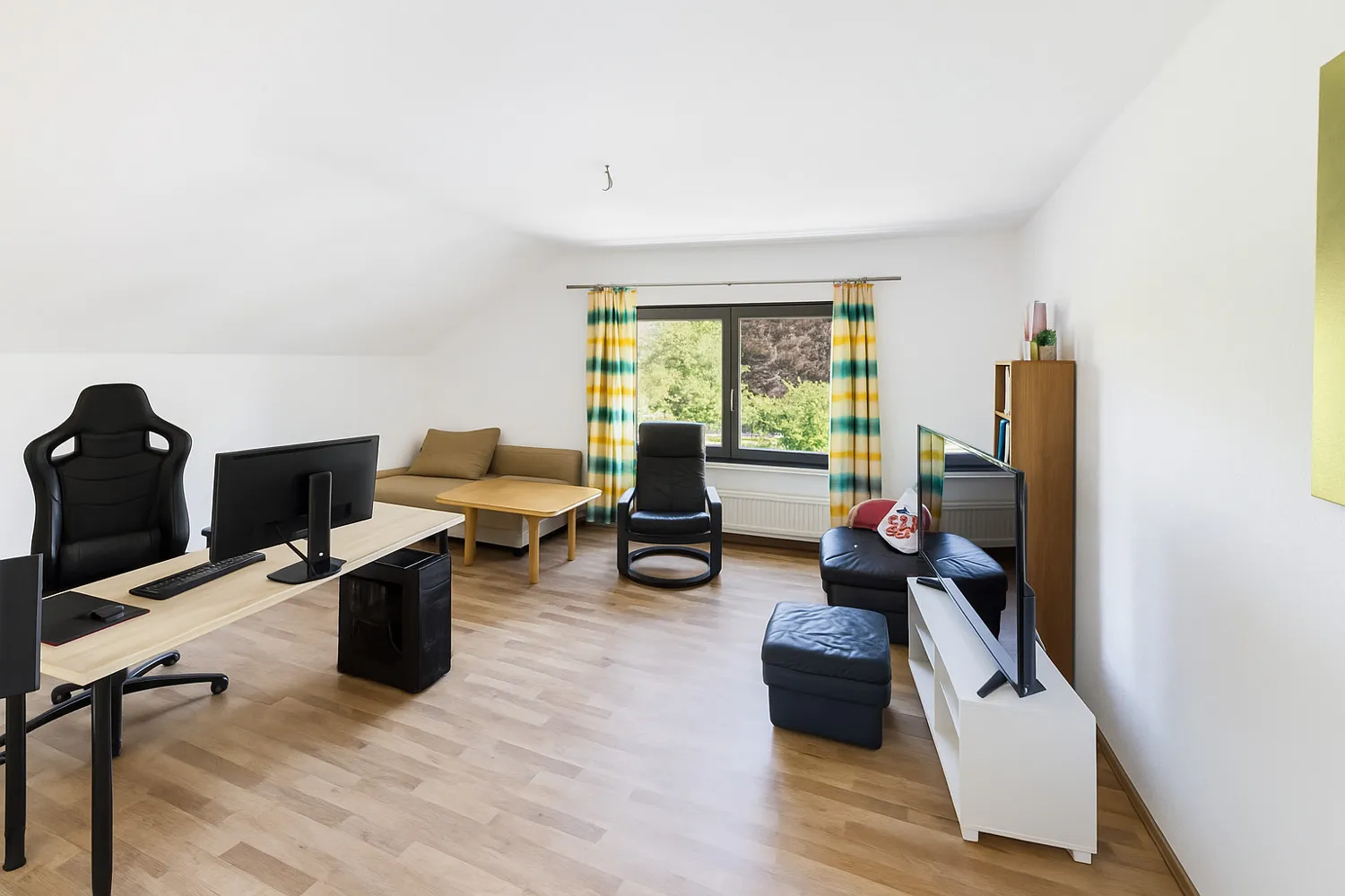 Wohnzimmer DG rechts (mit ki generiert)