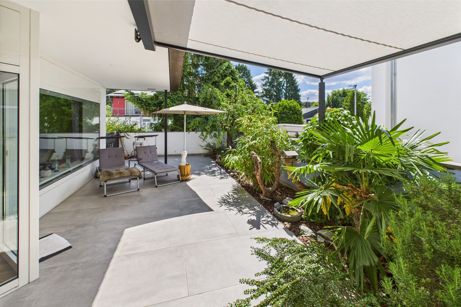 Terrasse Parterre links