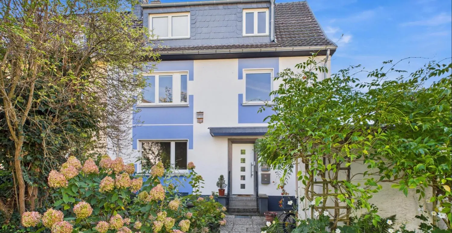 Modernisierte DHH mit Einliegerwohnung, PV, Solar, Garten & Dachterrasse + Garage in Toplage