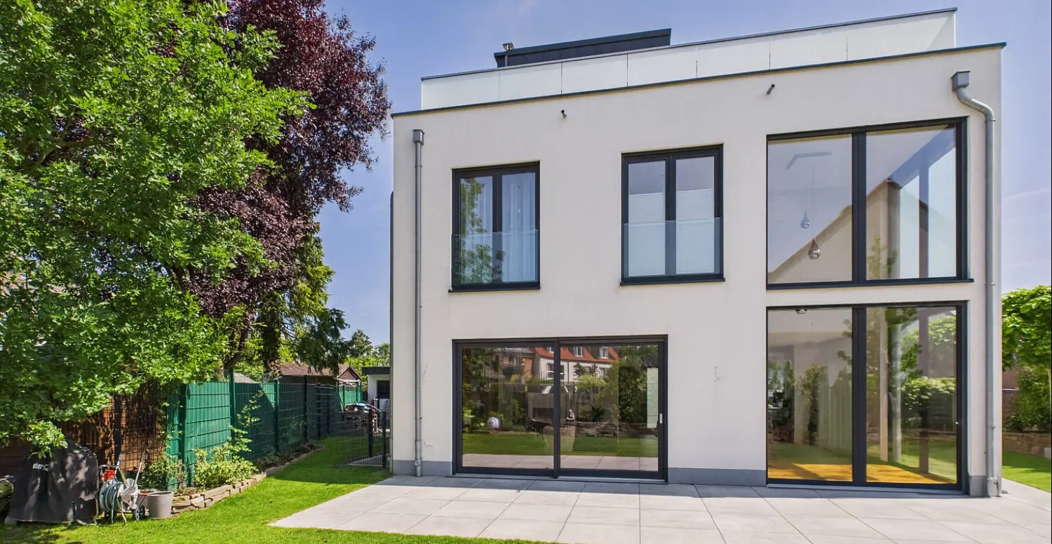 Freistehendes Architektenhaus mit Traumgarten, Dachterrasse & Doppelgarage in Sackgassenlage