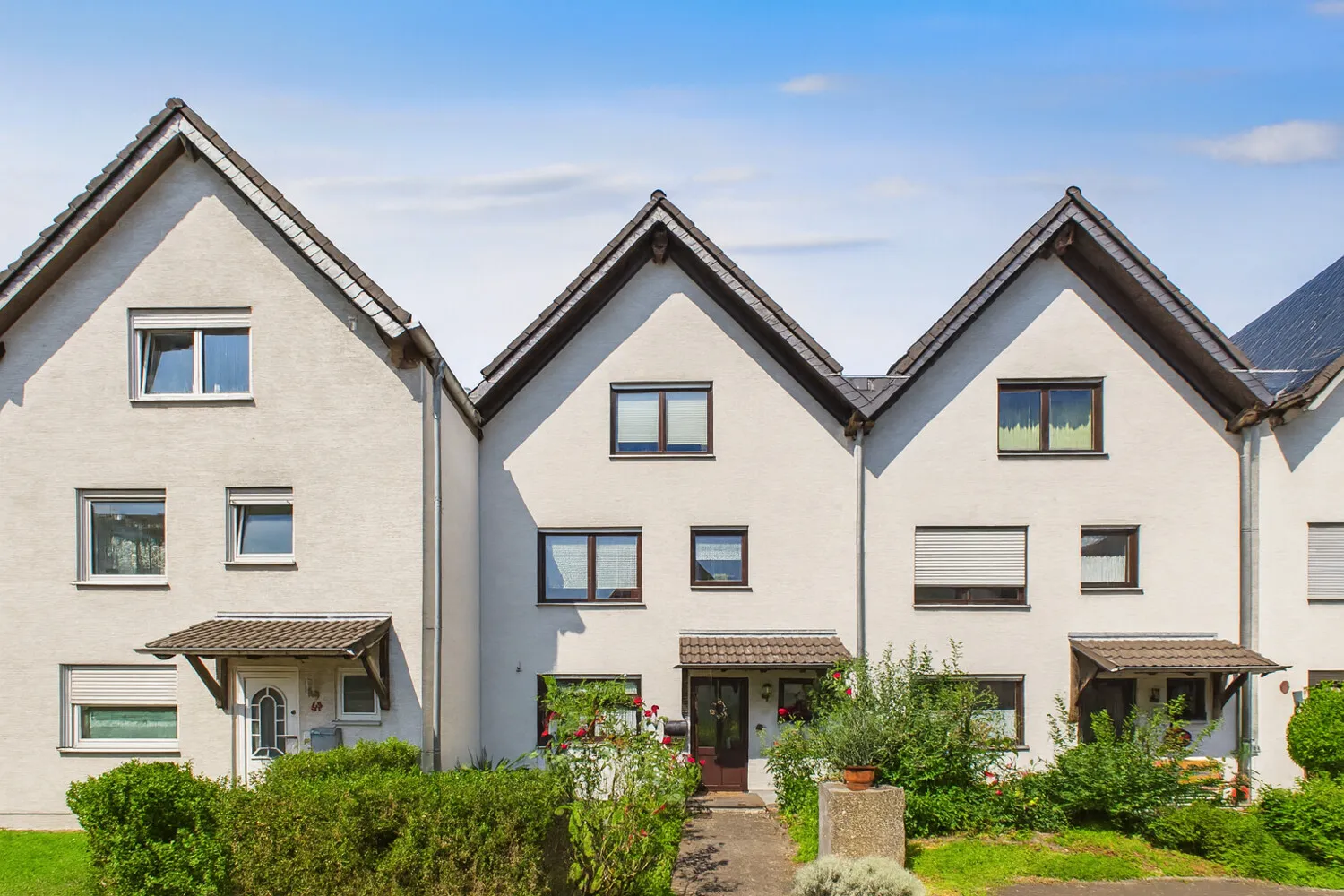 Space miracle! Terraced house with garage and generous living space in Cologne-Neubrück