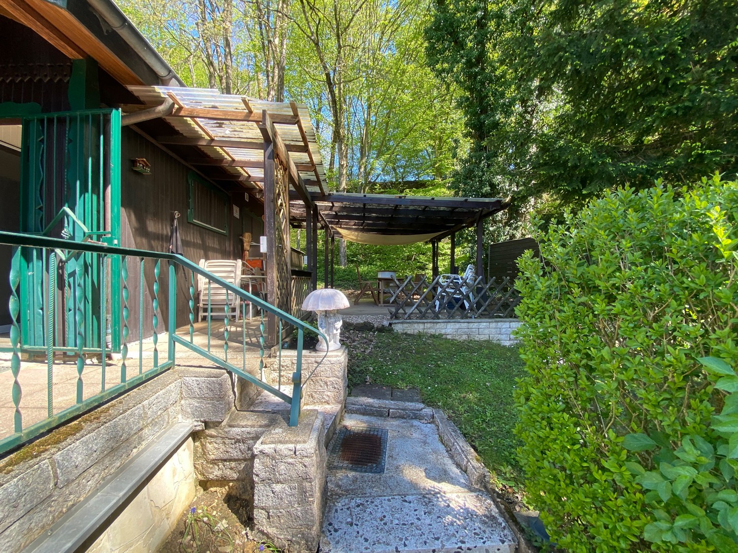 Außenansicht - Terrasse mit Pergola