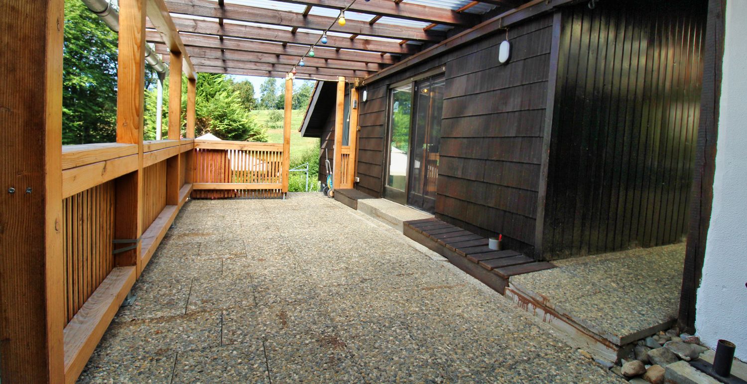 vollständig überdachte 8 x 3 Meter Terrasse