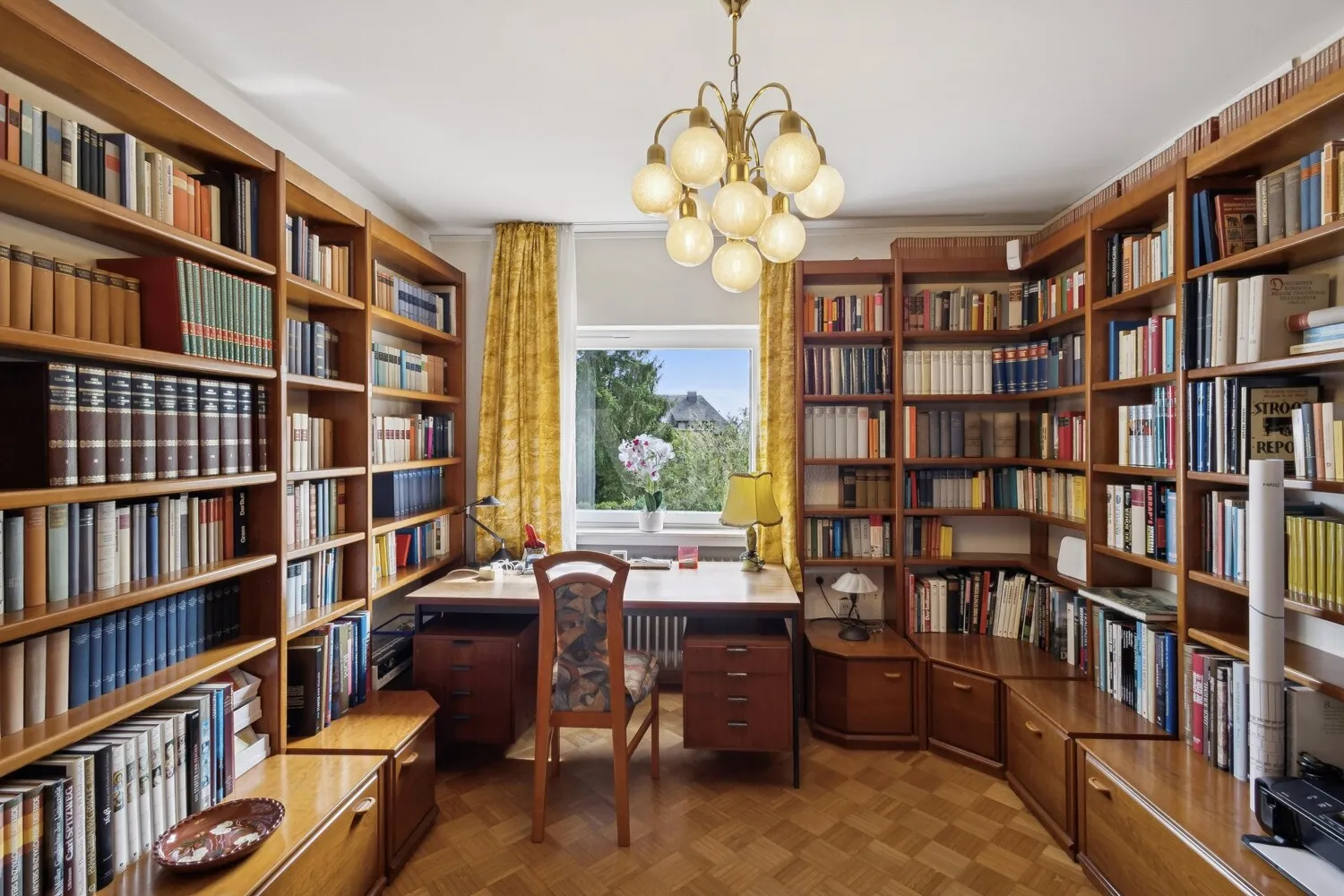 Arbeitszimmer mit Blick in den Garten
