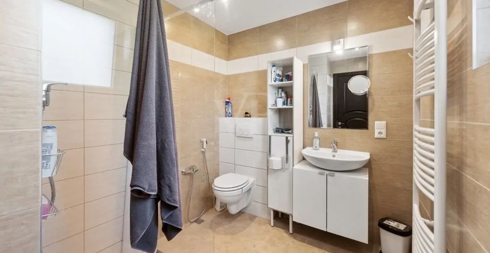 Bad 1 am Schlafzimmer