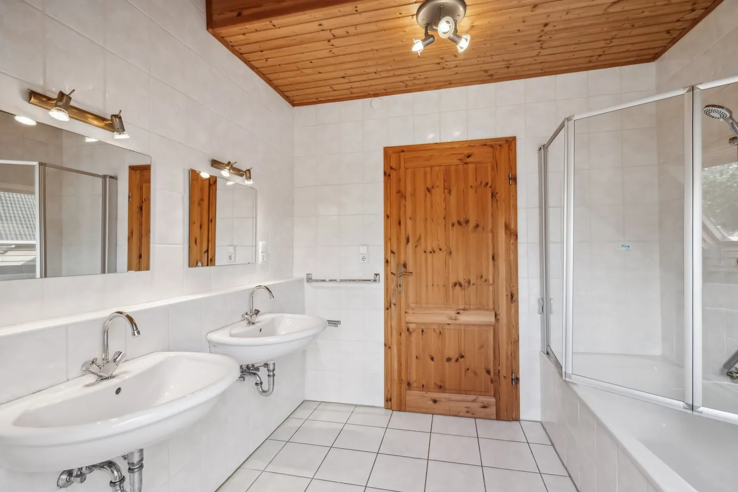 Badezimmer im Dachgeschoss