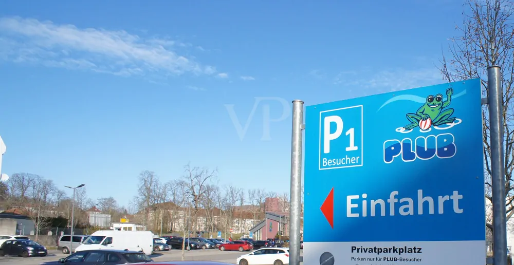 Parkplätze auf dem Gelände