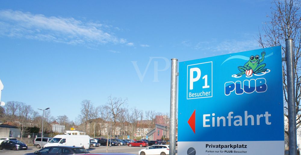 Parkplätze auf dem Gelände